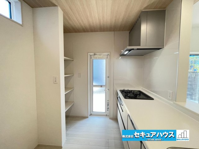 【今からご案内可能】愛知郡東郷町白鳥3丁目　全2棟のキッチン|【キッチン】
◆パントリー付きのため見える収納でオシャレなキッチンにできます。