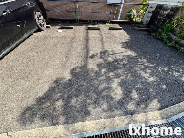 シャンブル南春日丘の駐車場