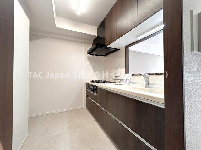 ダイアパレス八広花水木通りトリニティのキッチン|美しさと機能性に定評のある対面キッチンを採用しました。高級感ある人造大理石カウンター、排水一体型人造大理石シンク、３口コンロ、浄水器内蔵シャワー混合栓を完備。