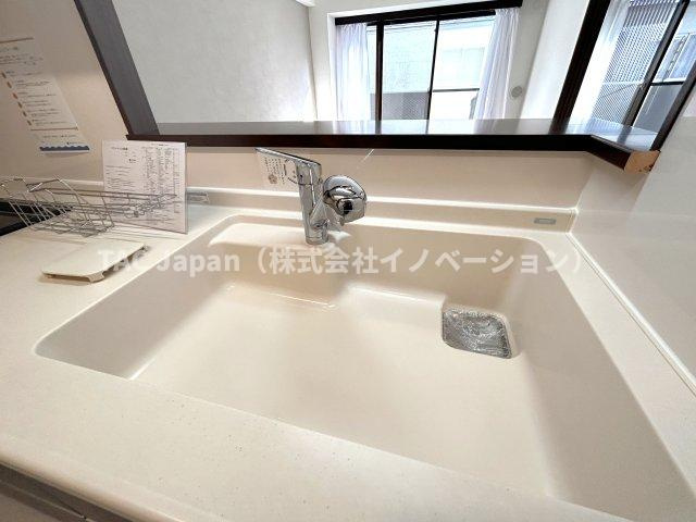 ダイアパレス八広花水木通りトリニティのキッチン|長い時間滞在するキッチンスペースだからこそ、食事の準備を楽しい時間に、忙しい時でもスムーズに無駄なく作業できる、お手入れも簡単にできるなど、毎日を楽しくするキッチンスペースに仕上げました。