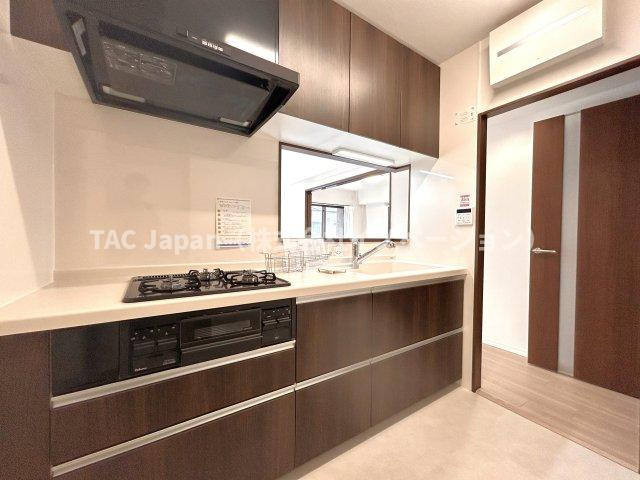 ダイアパレス八広花水木通りトリニティのキッチン|会話が弾む対面型キッチン。後ろにはお洒落な食器類を余裕で収納できるスペースがあります。