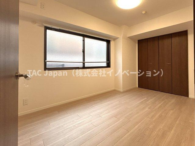 ダイアパレス八広花水木通りトリニティの洋室|各部屋に収納が付いており冬物や夏物、スーツケースなども全部まとめて収納もできますのでお部屋を広く開放的にお使いいただけます。