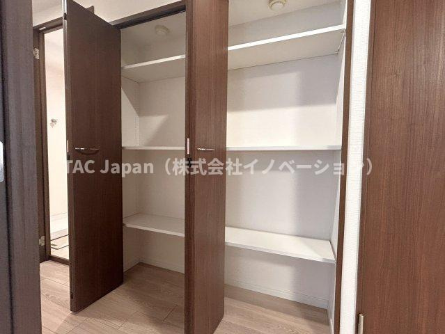 ダイアパレス八広花水木通りトリニティの収納|ホールには多目的に使える壁面収納がございます。細かい物をともかくたくさん収納できますのでリビングがすっきり片付きます。