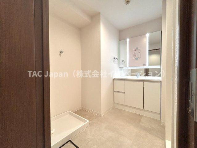 ダイアパレス八広花水木通りトリニティの独立洗面台|【パウダールーム】
三面鏡タイプの洗面化粧台を採用し、キャビネット収納はぎっしり色々な物を収納でき下部収納もございます。シャワーヘッドタイプを採用しておりますのでお掃除など楽々できます。