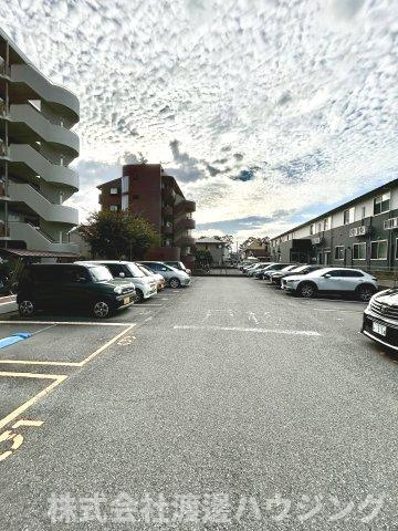 サンシャイン江坂の駐車場