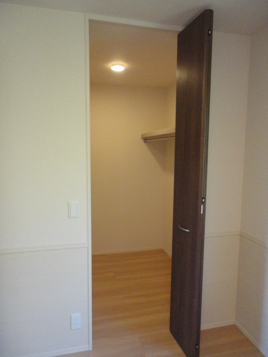 プランドール南国 A棟の収納|ウォークインクローゼット