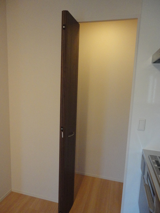 プランドール南国 A棟の収納|パントリー