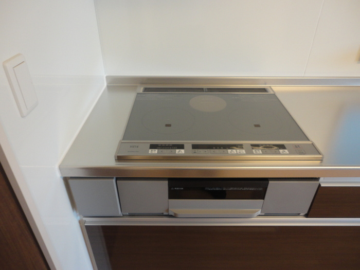 プランドール南国 A棟の設備|3口 IHコンロ