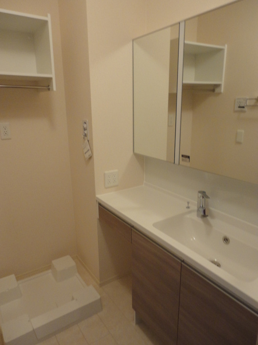 プランドール南国 A棟の洗面所|W1200洗髪洗面化粧台