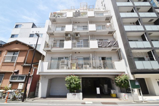【外観】 | 青空によく映える建物です。手入れの行き届いた外壁やマンション正面エントランスなど、綺麗な姿をぜひ一度、現地にてご覧ください。～即日のご見学可能～　お問合せはお気軽にどうぞ。
