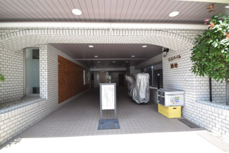 【エントランス】 | マンションの正面エントランス。出入りする人間を癒してくれるマンション入り口であり、その建物の「顔」でもあります。～即日のご見学可能～　お問合せはお気軽にどうぞ。
