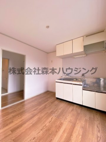【居間・リビング】 | 　フラット・タームー | ゆったりとしたキッチンスペースです