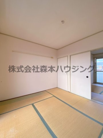 【和室】 | 　フラット・タームー | リビングスペース代わりに使えそうな和室です