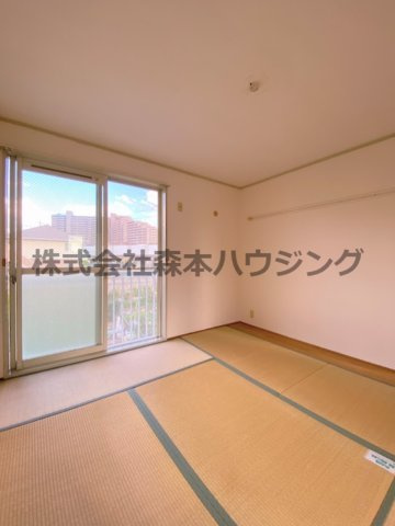 【和室】 | 　フラット・タームー | 畳の上でゆっくりとくつろげる和室です