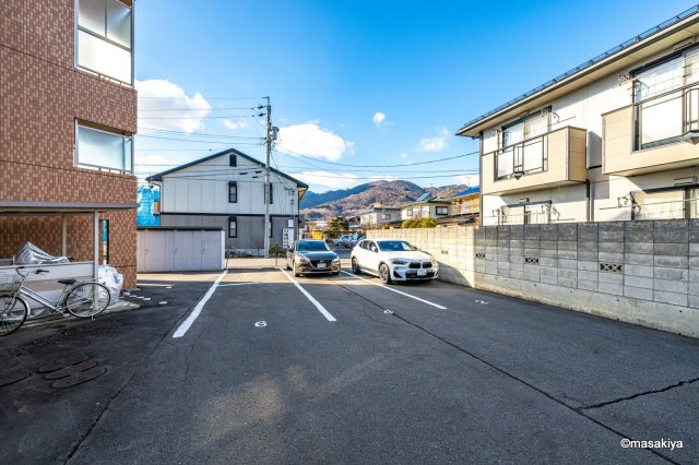 ブレイン裾花の駐車場