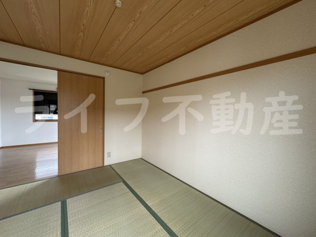 メゾンニュー池島 Aの和室|畳の上でゆっくりとくつろげる和室です