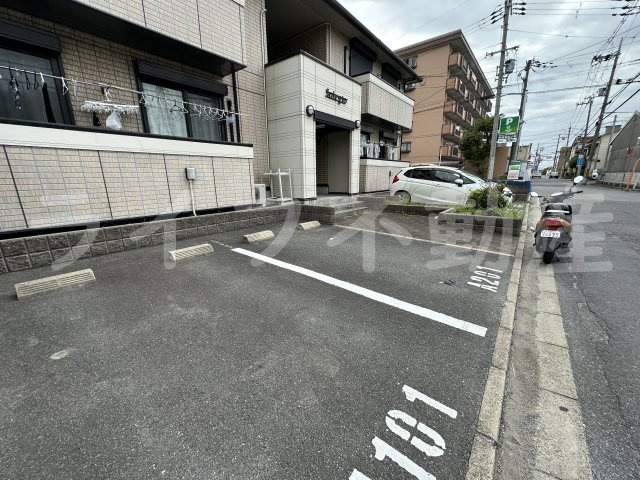 メゾンニュー池島 Aの駐車場|駐車場があるので、車を買う予定の方も安心です