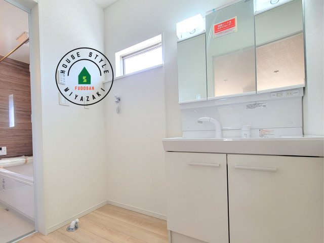 宮崎市熊野第5-2棟（1号棟）の内観：施工例|毎日使うものだから清潔な空間を保ちたい水回り。洗面にはそんな願いを解消させてくれる収納アイデアが満載です。三面鏡の裏側にはキャビネットが現れ小物から背の高い物まで収納できます。