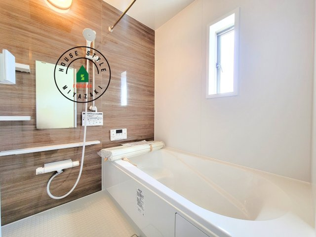 宮崎市熊野第5-2棟（1号棟）の内観：施工例|1日の疲れを癒してくれる広々バスルーム。雨の日のお洗濯にも大活躍な浴室乾燥機付です！