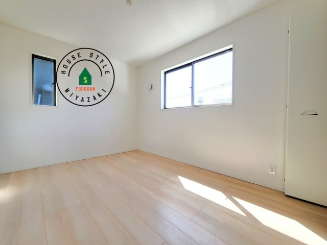 宮崎市熊野第5-2棟（1号棟）の内観：施工例|穏やかな光が差し込む室内には、穏やかな時間が流れます。