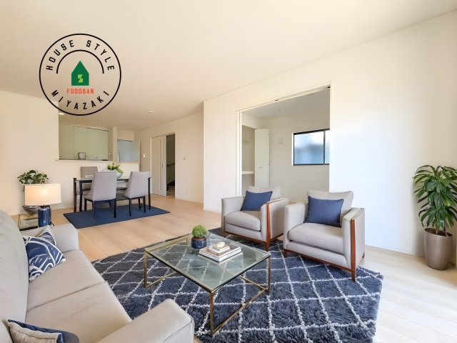 宮崎市熊野第5-2棟（1号棟）の内観：施工例|明るく開放的なリビングダイニングは豊かな陽光が注ぎ込み、やすらぎの空間を演出してくれます。ご家族で楽しいひとときをお過ごし下さい。※家具はCGを合成したものです。同社仕様