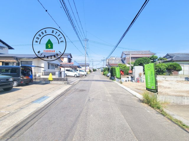 宮崎市熊野第5-2棟（1号棟）の前面道路含む現地写真|前面道路は閑静な住宅地をはしる車通りの少ない道路。お車の出し入れが苦手なママや小さなお子様にも安心ですね。しっかり舗装もされているので、ベビーカーや自転車で通っても快適に通行できます。
