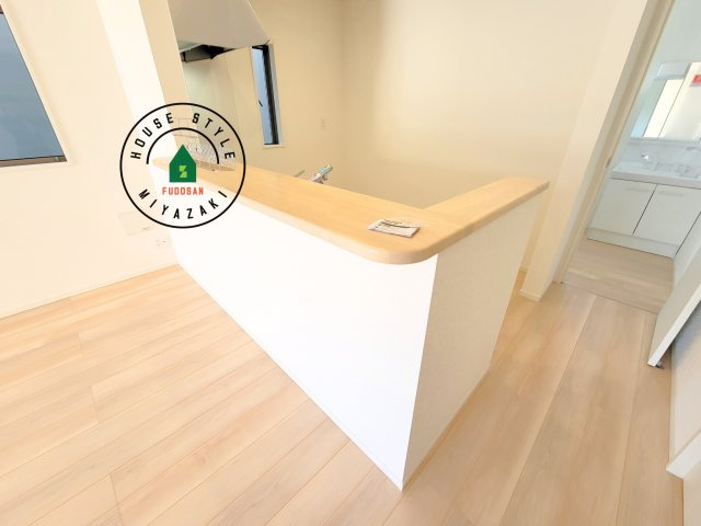 宮崎市熊野第5-2棟（1号棟）の内観：施工例|キッチンから立ち込める香りが今日の料理を期待させます。