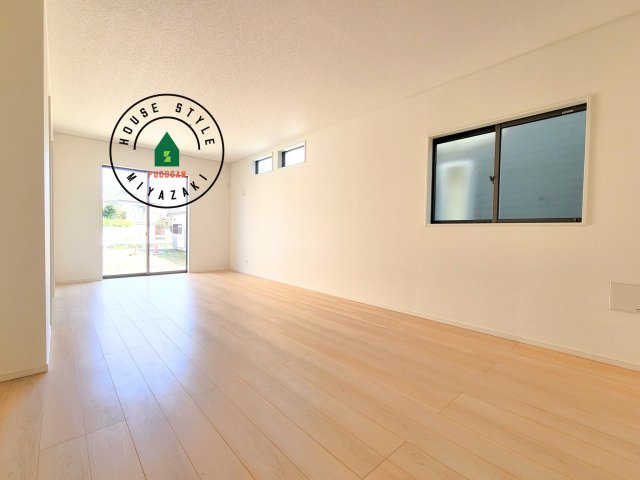 宮崎市熊野第5-2棟（1号棟）の内観：施工例|キッチンからリビングをしっかり確認できます。家族の笑顔があふれる空間になりそうですね。