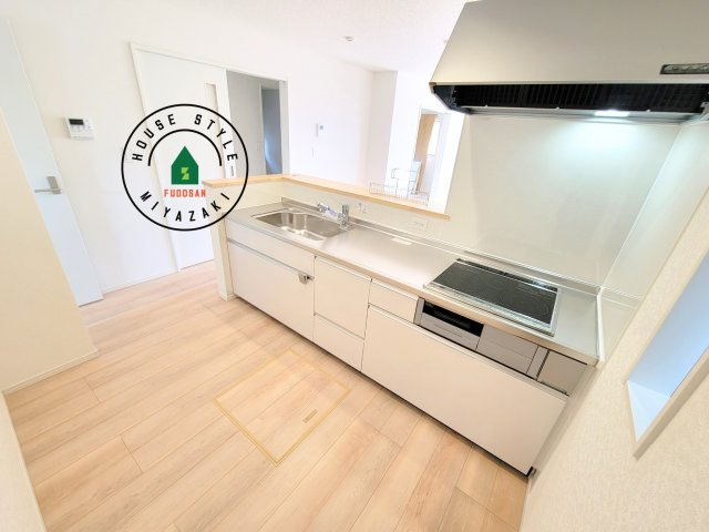 宮崎市熊野第5-2棟（1号棟）の内観：施工例|ダイニングテーブルへの配膳がラクラク、お料理はかどるカウンター付きシステムキッチン！