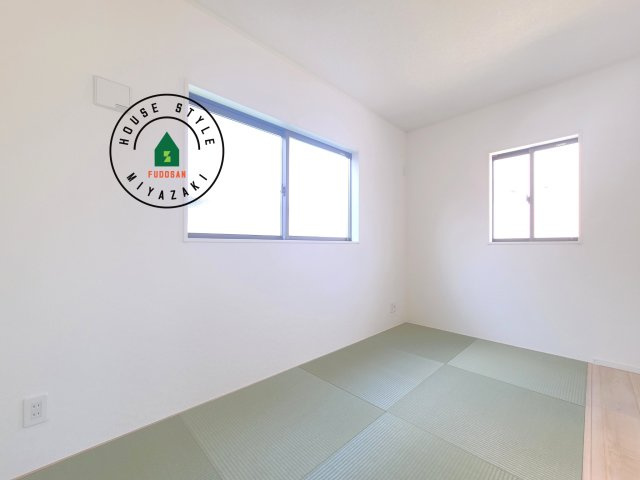 宮崎市熊野第5-2棟（1号棟）の内観：施工例|和室を上手に活用すると暮らし方の幅が広がります。例えば普段は開け放して、子供の小さいうちはお昼寝や遊びのスペースに。畳はソフトなので転んでもケガをしにくく安心です