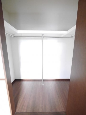 スターマンションの収納|ウォークインクローゼット　収納たっぷりです。