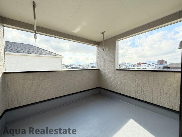 丸亀市今津町の新築一戸建のバルコニー|広々としたバルコニーです