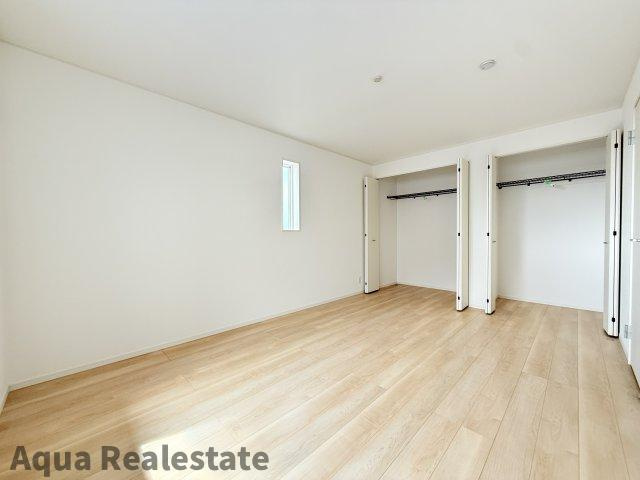 丸亀市今津町の新築一戸建の寝室|落ち着いた色調の寝室です