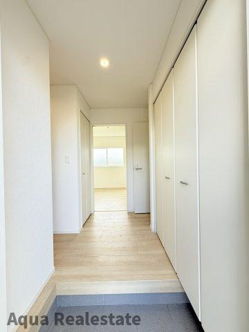 丸亀市今津町の新築一戸建の玄関|収納もある玄関です