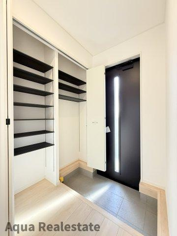 丸亀市今津町の新築一戸建の玄関|落ち着いた玄関です