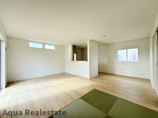 丸亀市今津町の新築一戸建の居間・リビング|使いやすい居間です