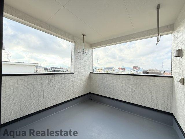 丸亀市今津町の新築一戸建のバルコニー|開放的で明るい空間を演出してくれるバルコニーです