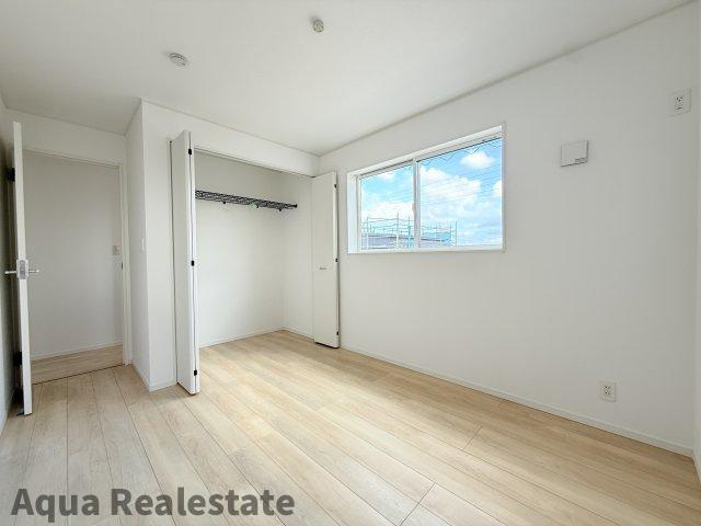 丸亀市今津町の新築一戸建の寝室|広くて明るい寝室