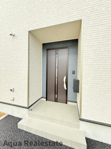 丸亀市今津町の新築一戸建の玄関|収納もある玄関です