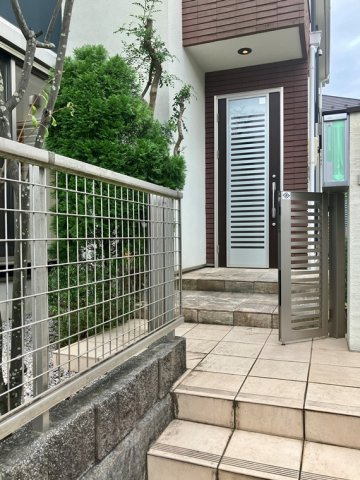 若草台戸建のエントランス