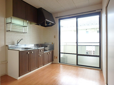 大きな窓があるキッチンです。