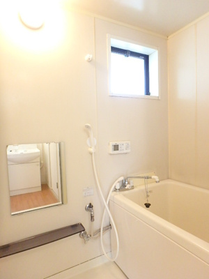 追焚・換気に便利な小窓付のバスルーム！