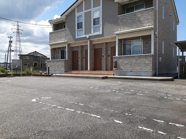 エレガンスヤツオＥの駐車場