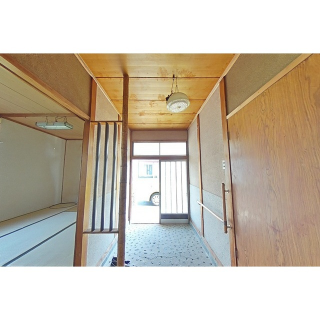 真福寺公民館前貸家の玄関
