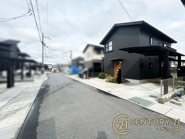 葛城市尺土　一戸建の前面道路含む現地写真|前面道路約６ｍでお車の出し入れも楽々！
