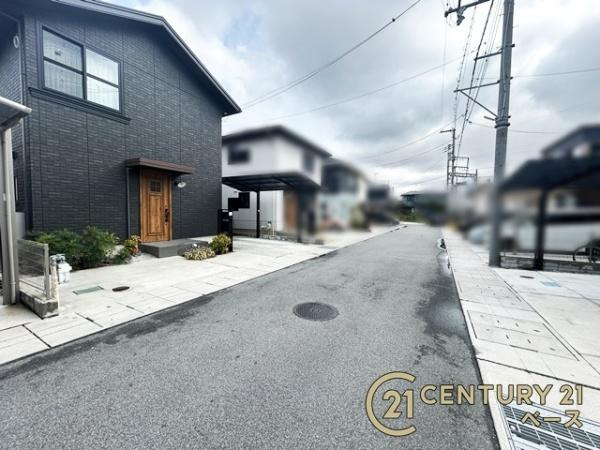 葛城市尺土　一戸建の前面道路含む現地写真|道路と高低差の少ないフラットな敷地です！