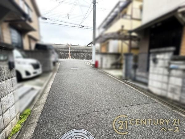 柏原市国分本町７丁目　一戸建の前面道路含む現地写真|スーパーなど商業施設が徒歩圏内に近接しています。