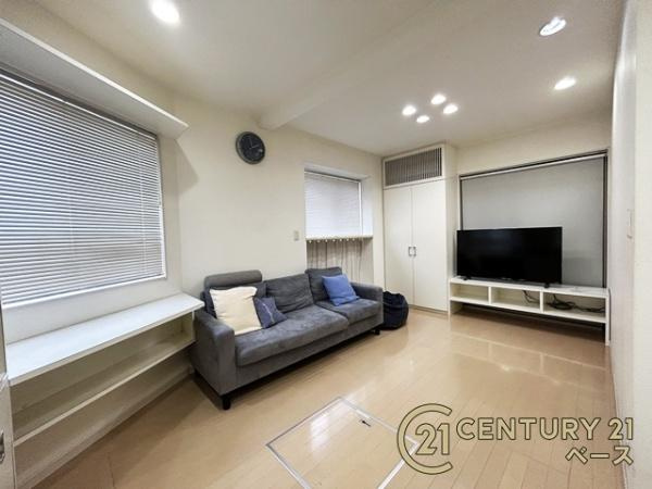 柏原市国分本町７丁目　一戸建の居間・リビング|ご家族でくつろいでいただける広々したリビングです！