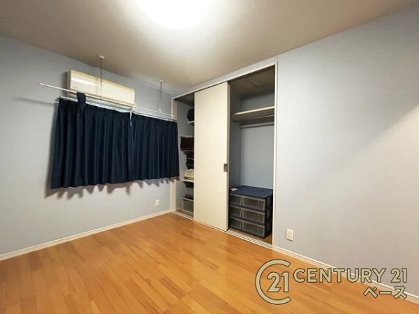 柏原市国分本町７丁目　一戸建の洋室|２面採光で明るいお部屋です！