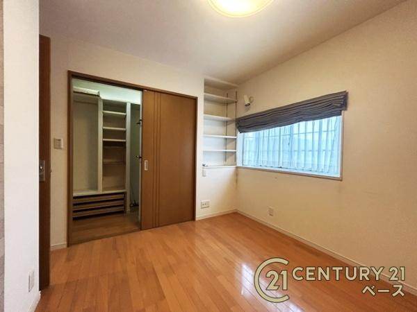 柏原市国分本町７丁目　一戸建の洋室|暖かみある広々とした洋室です！